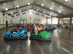 廣場(chǎng)電瓶碰碰車碰撞童真的火花