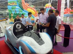 公園新型游樂(lè)設(shè)備電瓶車上交通道路場(chǎng)面不要太尷尬