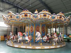 在選擇旋轉(zhuǎn)木馬游樂設(shè)備時(shí)，需要注意以下幾點(diǎn)